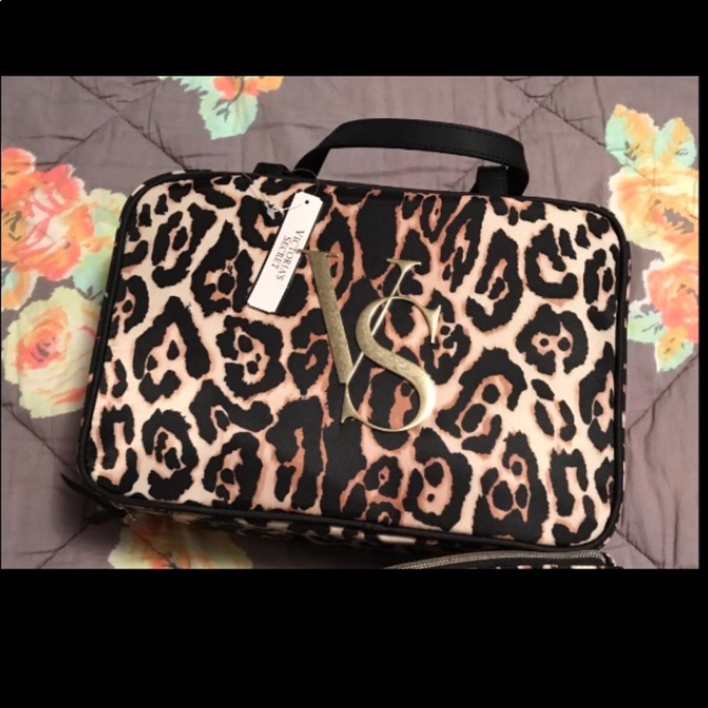 Large cheetah zippered makeup case